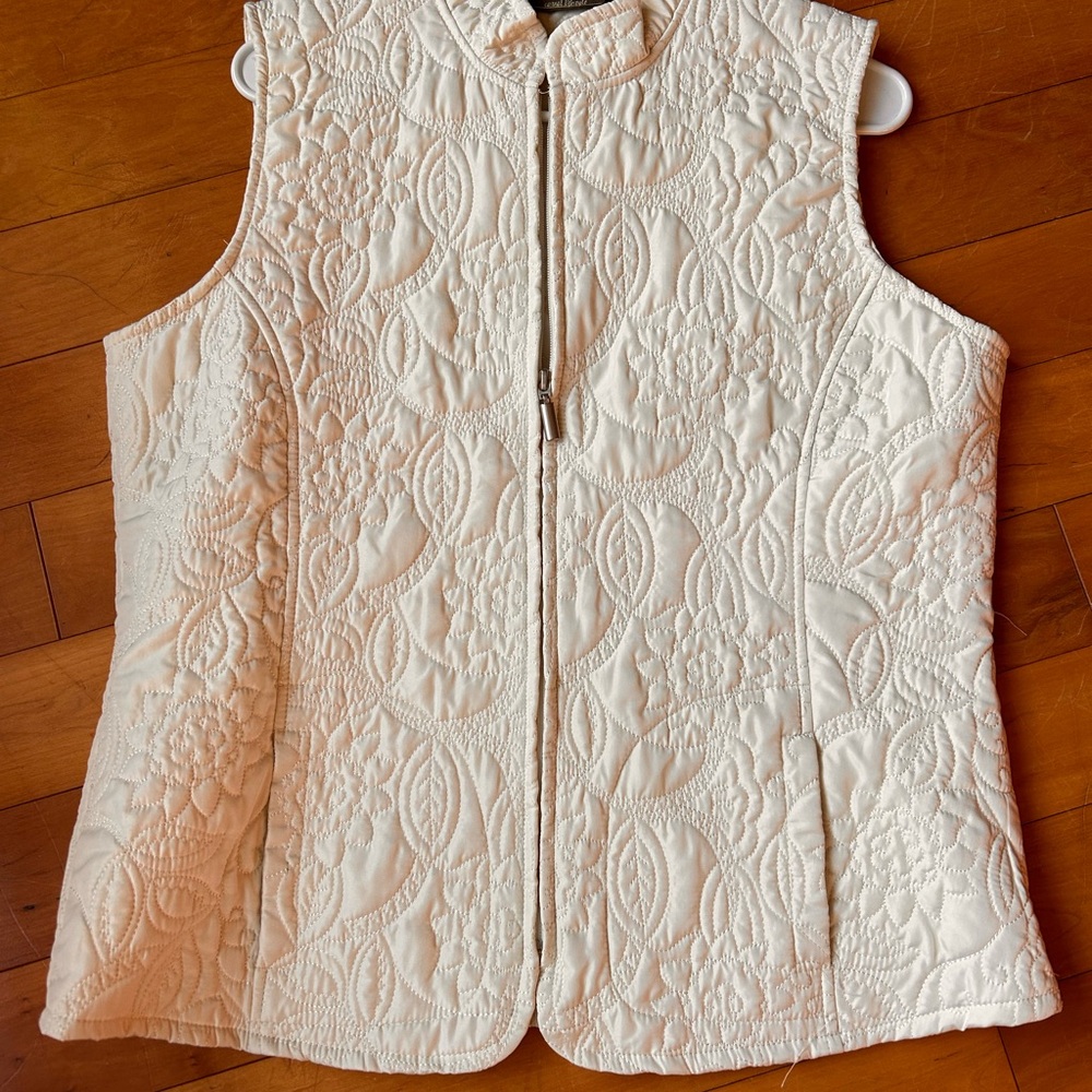 🛍️ Jane Ashley Cream Floral Quilted Vest - Picture 2 of 6